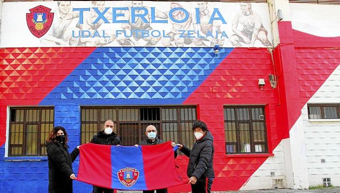 Sonia Vázquez, Gorka Larrañaga, Javier Zubizarreta y Maider Zinkunegi, ayer ante el mural de Txerloia.