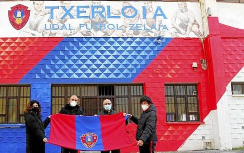 Sonia Vázquez, Gorka Larrañaga, Javier Zubizarreta y Maider Zinkunegi, ayer ante el mural de Txerloia. Sonia Vázquez, Gorka Larrañaga, Javier Zubizarreta y Maider Zinkunegi, ayer ante el mural de Txerloia.