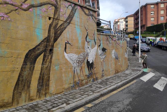 El mural está en la calle Enrique Urrutikoetxea, junto a las vías del metro.