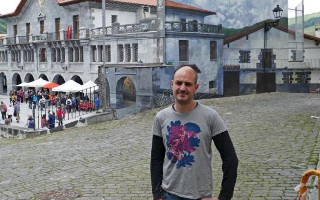 Unai Ruiz Galartza delante del mural que pintado en la pared trasera del frontón de Leitza, un trampantojo muy especial.