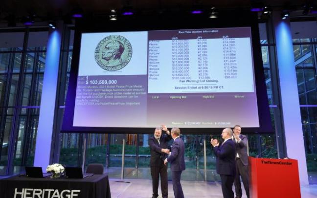 El premio Nobel de la Paz tras la subasta de la medalla. El premio Nobel de la Paz tras la subasta de la medalla.