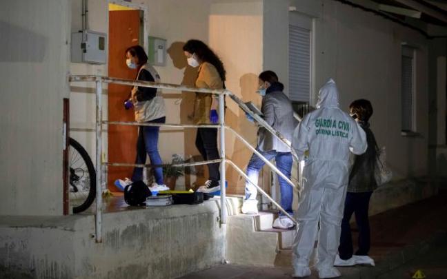 Agentes de la Guardia Civil, en la vivienda en la que ha ocurrido el parricidio.