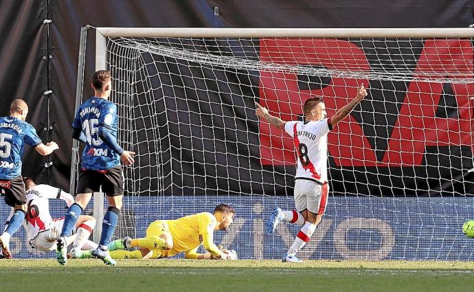 Óscar Trejo celebra el tanto inaugural de Sergi Guardiola.Foto: Efe