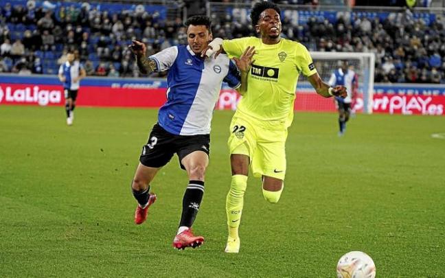 Ximo Navarro pelea un balón con Mojica durante el Alavés-Elche.