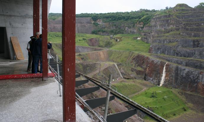 La ekoetxea del Gobierno vasco se asoma directamente a este bien de interés histórico, cultural y paisajístico de la corta Concha II.