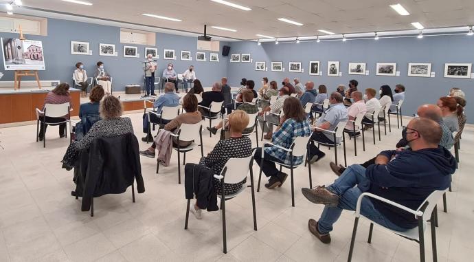 La inauguración de la sala y de la exposición fotográfica tuvo lugar el viernes con notable asistencia de público.