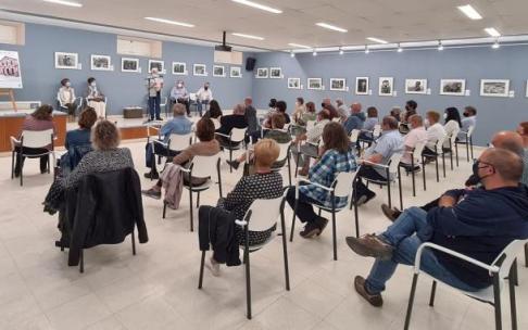 La inauguración de la sala y de la exposición fotográfica tuvo lugar el viernes con notable asistencia de público.