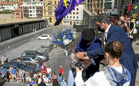 El alcalde y los dantzaris participan en la ofrenda floral, al mediodía de ayer, en Portaletas. Fotos: Iker Azurmendi El alcalde y los dantzaris participan en la ofrenda floral, al mediodía de ayer, en Portaletas. Fotos: Iker Azurmendi