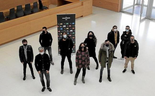 Representantes de los grupos que actuarán, del Ayuntamiento y de las promotoras, ayer en Ficoba.