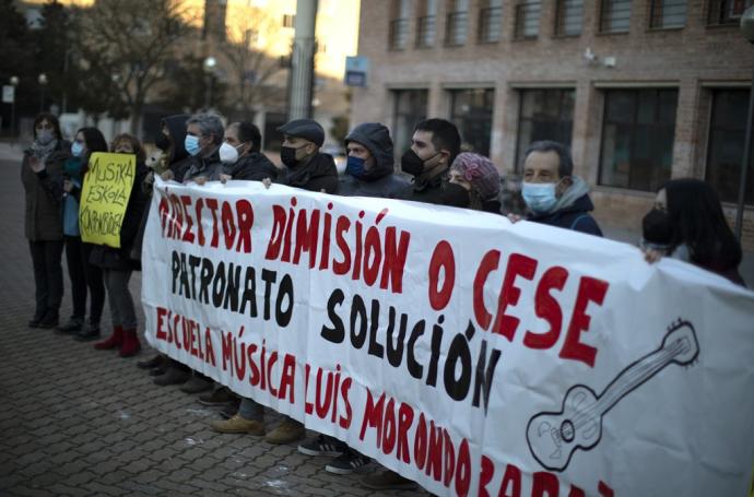 El profesorado de la Escuela de Música Luis Morondo de Barañáin, concentrado frente al Ayuntamiento para exigir la dimisión o cese de su director.