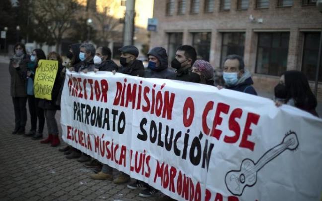 El profesorado de la Escuela de Música Luis Morondo de Barañáin, concentrado frente al Ayuntamiento para exigir la dimisión o cese de su director. El profesorado de la Escuela de Música Luis Morondo de Barañáin, concentrado frente al Ayuntamiento para exigir la dimisión o cese de su director.