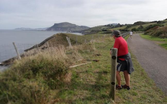 La senda Itsaslur se visita dentro de la ruta del Hierro-Kobaron con 14,6 kilómetros.