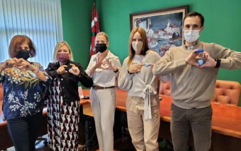 Cualquier gesto es válido para visiblizar y cooperar en la campaña solidaria con el Alzheimer.