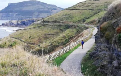 A lo largo del pasado mes de agosto, más de 25.000 personas transitaron por el paseo Itsaslur, que une por la costa los núcleos de Pobeña y Kobaron.
