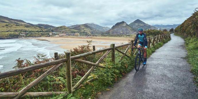 La ruta por la senda Itsaslur es un remanso que permite disfrutar de la costa y conocer parte del pasado minero de la localidad.