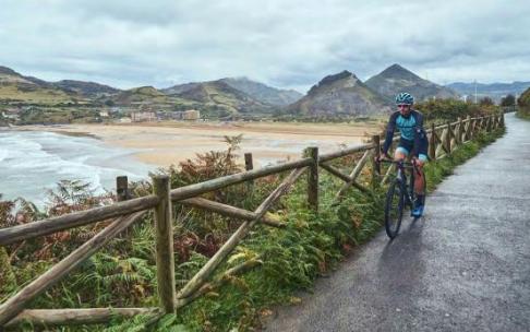 La ruta por la senda Itsaslur es un remanso que permite disfrutar de la costa y conocer parte del pasado minero de la localidad. La ruta por la senda Itsaslur es un remanso que permite disfrutar de la costa y conocer parte del pasado minero de la localidad.