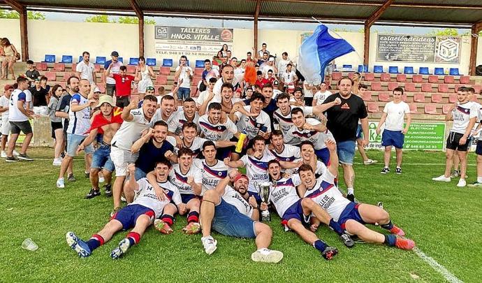 La Mutilvera celebra con su público la consecución de la Copa de Regional en Ribaforada. Foto: Cedida