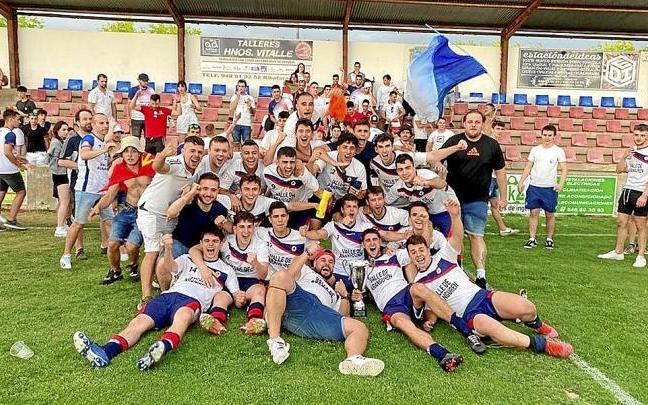 La Mutilvera celebra con su público la consecución de la Copa de Regional en Ribaforada. Foto: Cedida