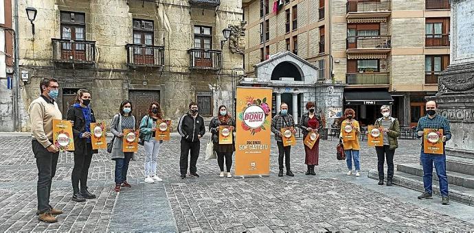 Representantes municipales y del sector servicios tras la presentación de la campaña de bonos. Foto: N.G.