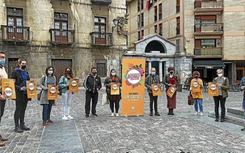Representantes municipales y del sector servicios tras la presentación de la campaña de bonos. Foto: N.G.