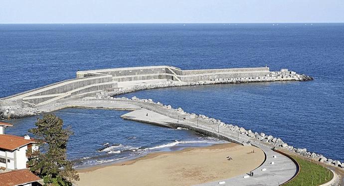 Vista del dique de abrigo del puerto de Mutriku, que el Gobierno Vasco contempla alargar 150 metros más.