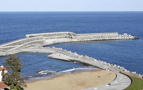 Vista del dique de abrigo del puerto de Mutriku, que el Gobierno Vasco contempla alargar 150 metros más.