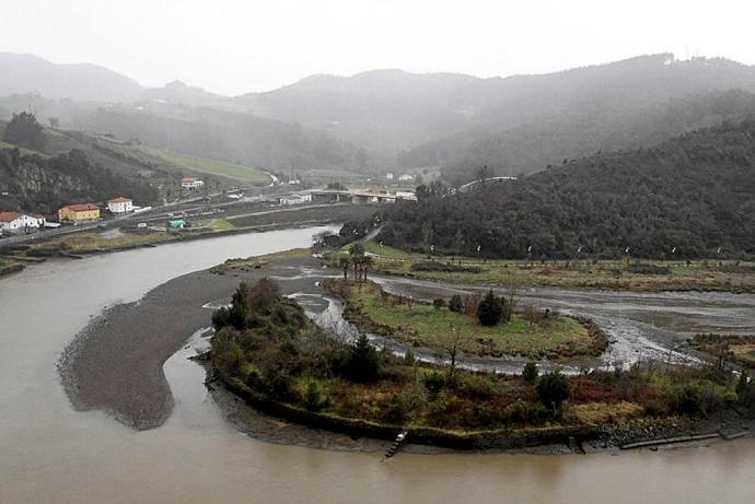 Vista de la ría y la marisma de Deba. Foto: J.Leon