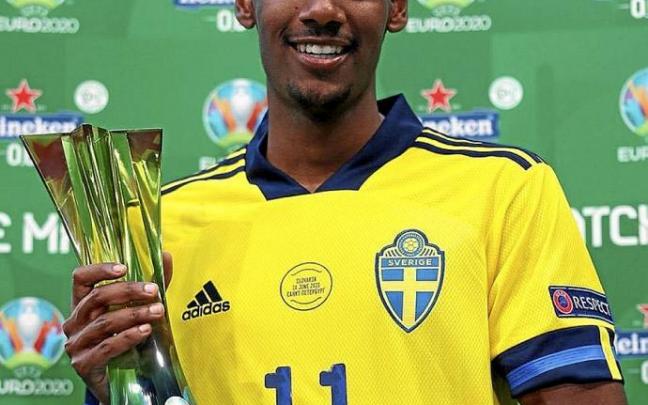 Isak, sosteniendo el trofeo que le acredita como mejor jugador del Suecia-Eslovaquia. Foto: N.G.