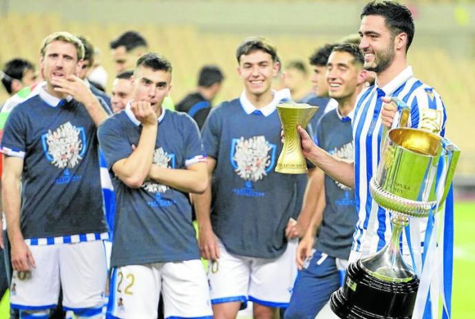 Mikel Merino posa con dos trofeos: el de campeón de la Copa y el de mejor jugador del partido.