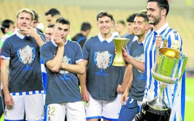 Mikel Merino posa con dos trofeos: el de campeón de la Copa y el de mejor jugador del partido.