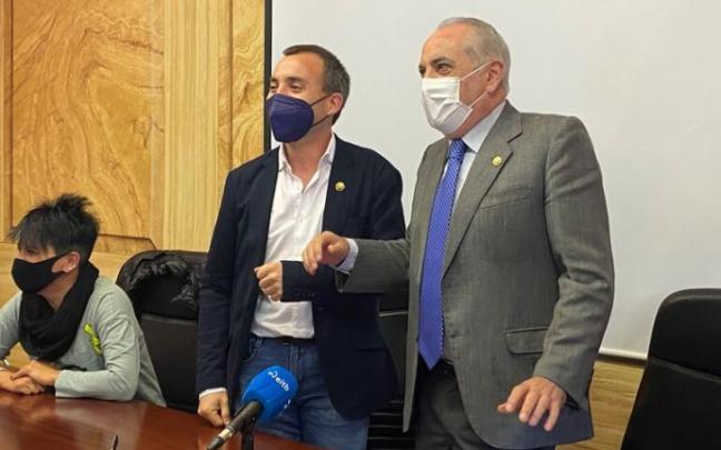 El alcalde de Soraluze,Iker Aldazabal, y el consejero de Vivienda, Iñaki Arriola, antes de la firma del convenio para la construcción de viviendas protegidas El alcalde de Soraluze,Iker Aldazabal, y el consejero de Vivienda, Iñaki Arriola, antes de la firma del convenio para la construcción de viviendas protegidas