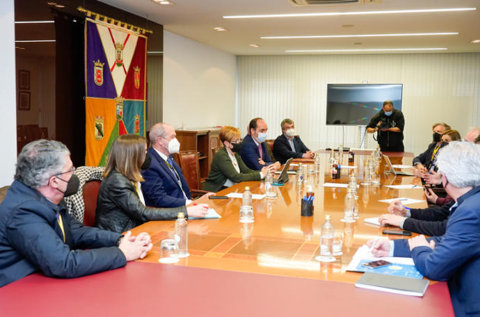 Reunión entre el Gobierno vasco y representantes de la logística.