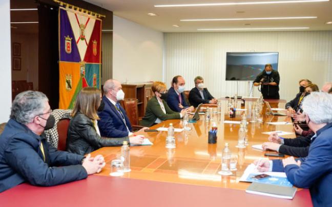 Reunión entre el Gobierno vasco y representantes de la logística.