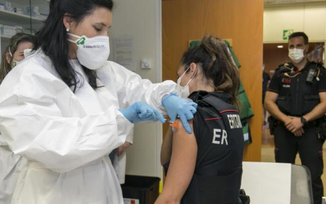 El Departamento de Seguridad ofrecerá la segunda dosis de Pfizer a la plantilla y alumnado de la Ertzaintza que recibió AstraZeneca El Departamento de Seguridad ofrecerá la segunda dosis de Pfizer a la plantilla y alumnado de la Ertzaintza que recibió AstraZeneca