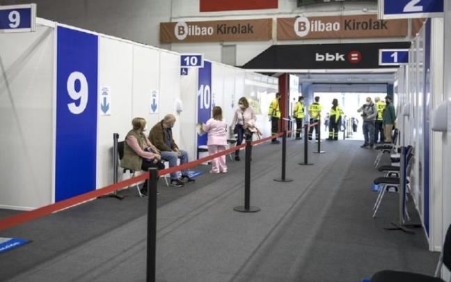 Varias personas acuden a vacunarse en el pabellón de La Casilla.