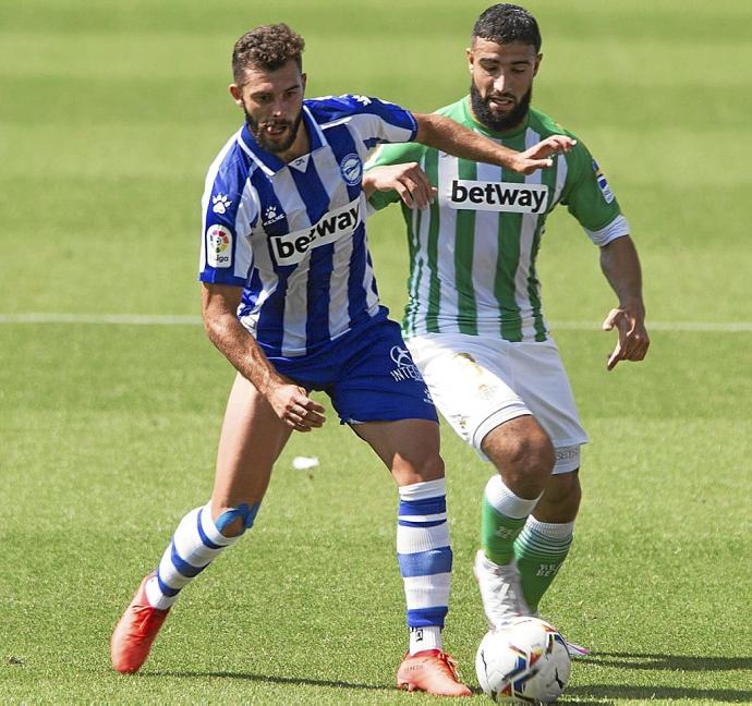 Fekir pelea por un balón con Rioja en la última visita del Betis a Vitoria. Foto: Alex Larretxi