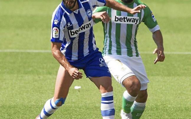 Fekir pelea por un balón con Rioja en la última visita del Betis a Vitoria. Foto: Alex Larretxi
