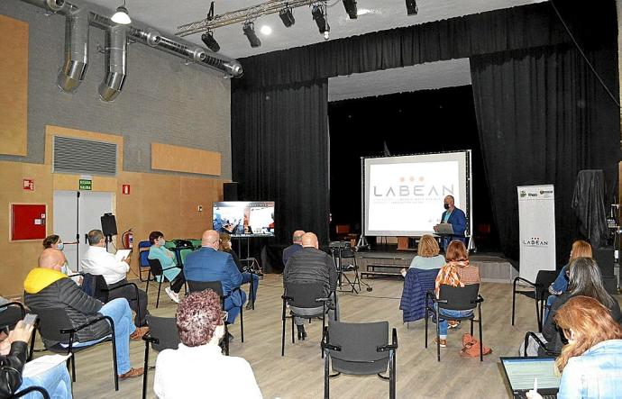 Un momento de la presentación de Kuartango Lab, en el espacio que ocupó el antiguo balneario del municipio. Foto: Pablo José Pérez