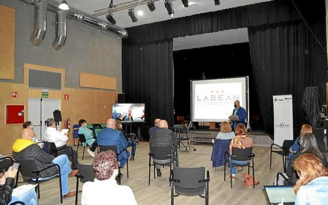 Un momento de la presentación de Kuartango Lab, en el espacio que ocupó el antiguo balneario del municipio. Foto: Pablo José Pérez