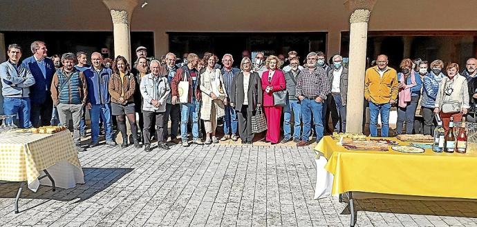 Presentación ayer del proyecto e imagen de Alimentos de Tierra Estella, en el patio de las Bodegas Quaderna Vía en Igúzquiza.