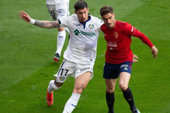 Nacho Vidal, peleando por el balón en el partido ante el Getafe.