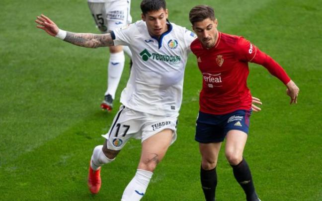 Nacho Vidal, peleando por el balón en el partido ante el Getafe.