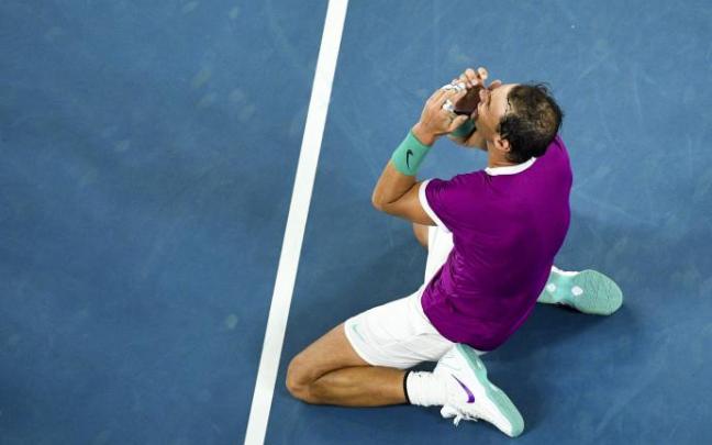 Rafa Nadal celebra su victoria en el Open de Australia. Rafa Nadal celebra su victoria en el Open de Australia.