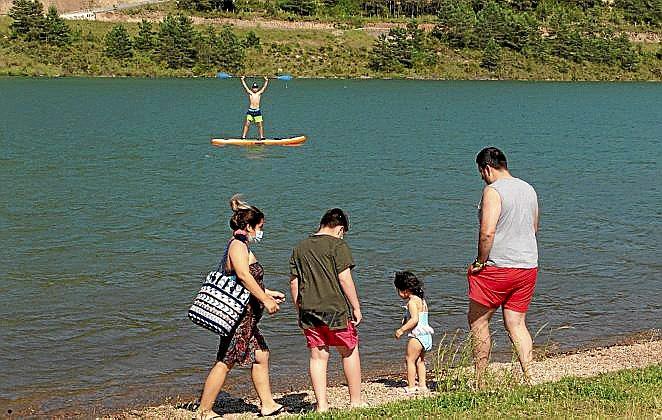 Alegría de los primeros 'navegantes' oficiales del embalse.