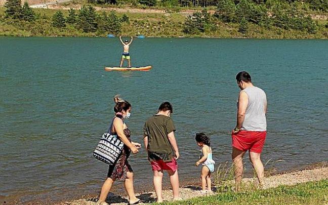 Alegría de los primeros 'navegantes' oficiales del embalse. Alegría de los primeros 'navegantes' oficiales del embalse.