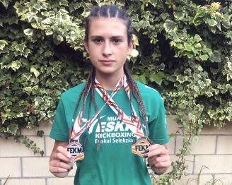 Nahikari Montes con las medallas del Campeonato estatal.