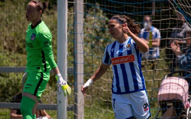 Nahikari hace un gesto de aprobación a una compañera.