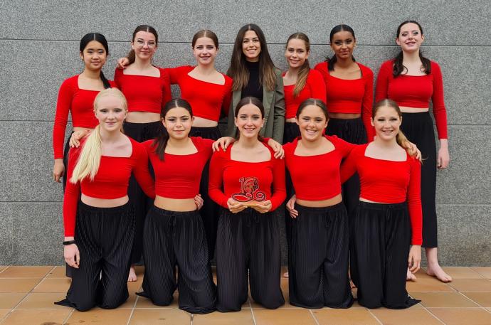 El grupo juvenil de la escuela de danza Naiara Palau, terceras en la final celebrada en Tarragona, posa con su profesora y el trofeo.