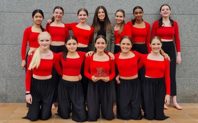 El grupo juvenil de la escuela de danza Naiara Palau, terceras en la final celebrada en Tarragona, posa con su profesora y el trofeo.
