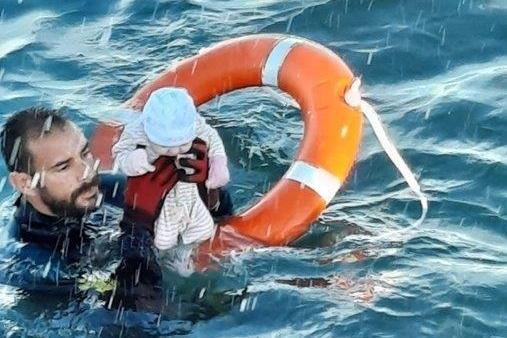 Un submarinista rescata a una bebé en aguas de Ceuta.